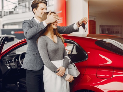 Zarabiasz średnią krajową? Sprawdź, ile miesięcy musisz odkładać na samochód w swoim województwie. 