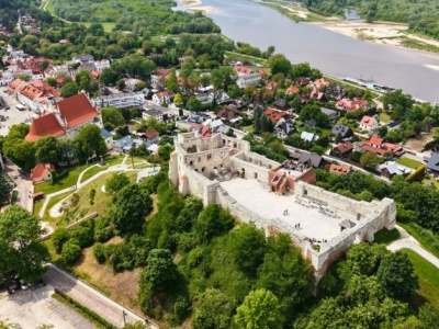 Zabytkowa perełka Lubelszczyzny nad Wisłą. Jest też krainą miliona róż