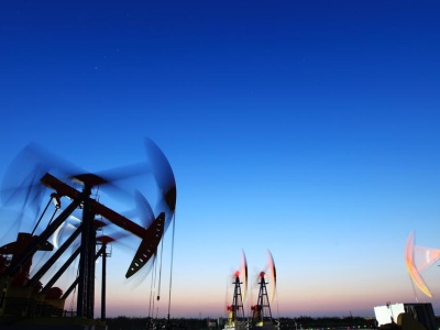 Ceny ropy spadły. Rynek czeka na decyzje OPEC+ i skutki ceł Trumpa