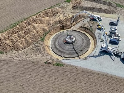 Ależ gigantyczna dziura w ziemi. To pod wiatrowego kolosa od Taurona