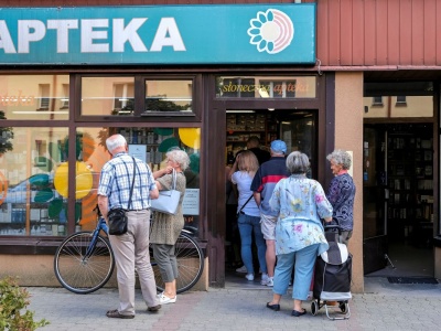 Te osoby mogą odebrać darmowe leki w każdej aptece. Wystarczy okazać receptę z odpowiednim symbolem
