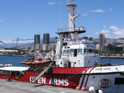 Szef Vox chce zatopić statek ratowniczy na Teneryfie