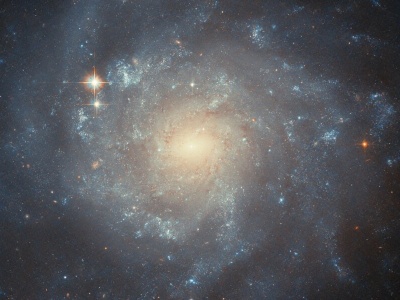 Astronomowie uchwycili podobną do Drogi Mlecznej galaktykę spiralną w gwiazdozbiorze Panny