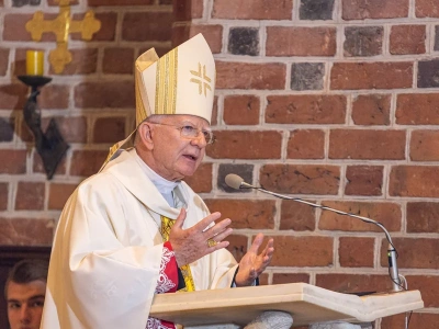 Arcybiskup ostrzegł uczniów i uderzył w MEN. „ Perfidna i kłamliwa deprawacja”