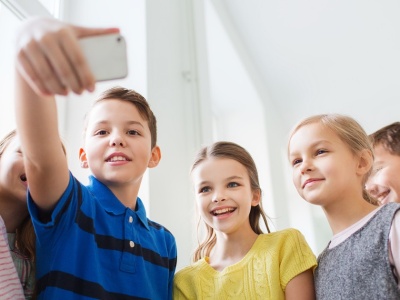 Bat na media społecznościowe. Koniec smartfonów w szkołach
