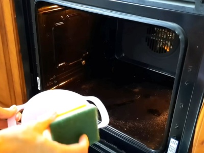 Ta substancja wyczyści mocno zabrudzony piekarnik. Będzie jak nowy