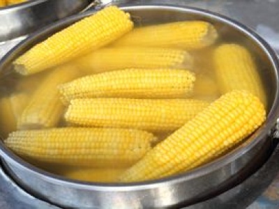 Przetestowała 6 sposób na zrobienie kukurydzy. Werdykt najlepszego zaskakuje