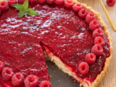Tarta z kremem waniliowym i malinami