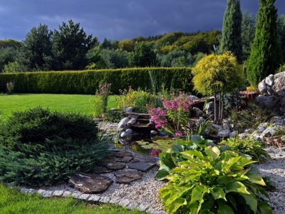 Namiastka gór w twoim ogrodzie. Czego potrzebujesz, aby zrobić ładny skalniak?