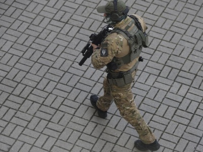 Mężczyzna w oknie zaniepokoił mieszkańców. Wezwano kontrterrorystów