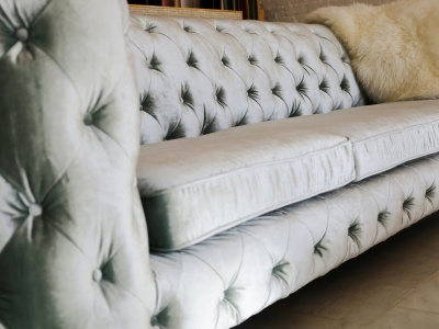 Welurowe czy sztruksowe? Porównanie tkanin tapicerskich w narożnikach