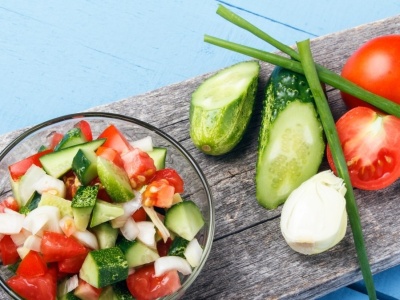 Czy naprawdę nie można łączyć pomidora z ogórkiem? Ekspertka wyjaśnia