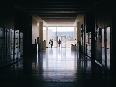 Szkoły ludowe zamiast elitarnych akademików