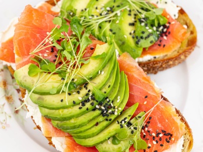 Grzanki z awokado i łososiem