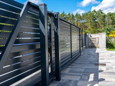 Koniec takich płotów na posesji. Zakaz wchodzi w 2026 r.