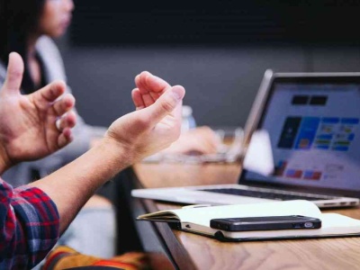 Kanapka to błąd w zarządzaniu. Eksperci radzą, jak krytykować