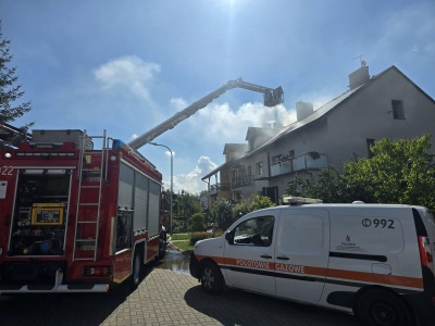 Straż ustaliła możliwą przyczynę pożaru dachu domu w Janikowie. Ogień gasiło 42 strażaków