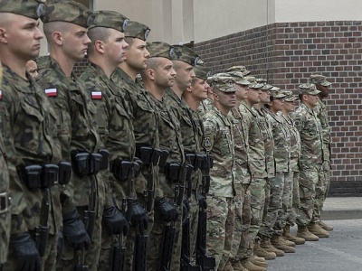 Donald Trump wycofa żołnierzy z Polski? Karol Nawrocki musi złożyć ofertę