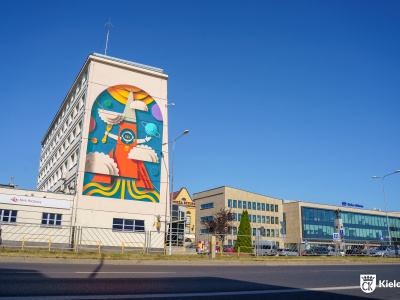 Kosmiczne pierogi na muralu. Kielce upamiętniły historyczną misję polskiego astronauty