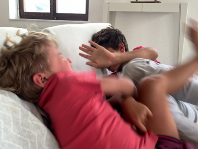 Moje dzieci okropnie się kłóciły. Oto, co poradziła mi moja babcia – byłam w szoku, że to działa!