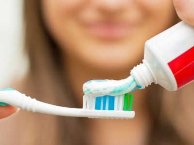 Nigdy nie nakładaj pasty na całą szczoteczkę. To niebezpieczne