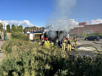 Pożar opuszczonego kiosku na dawnym targowisku. Kontener całkowicie spłonął