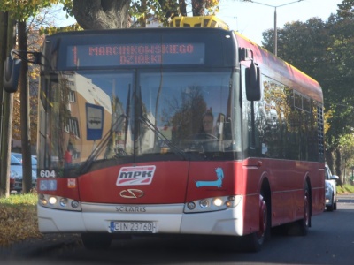 Podróżowanie po Inowrocławiu ma być wygodniejsze. Trwa wymiana wiat przystankowych [lista]