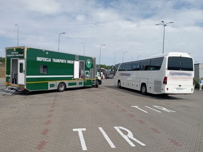 Kujawsko-pomorskie. Autokary przewożące dzieci na piątkę z minusem