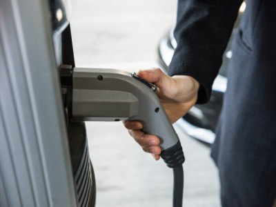 Problem z ładowarkami do samochodów elektrycznych w Łodzi. „Część z nich jest po prostu dewastowana”