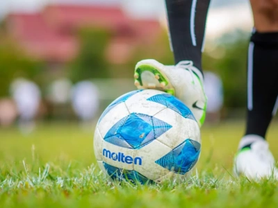 Strategie defensywne i ofensywne w piłce nożnej – podstawowe pojęcia dla zielonych