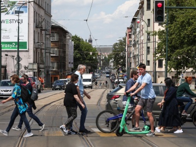 Bezpieczeństwo, ale z głową. Czy kaski dla młodych rowerzystów to idealne rozwiązanie?