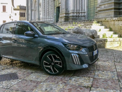 Peugeot 208 GT Hybrid – francuska elegancja i nowoczesna technologia w sercu włoskiej Umbrii