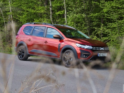 Siedmioosobowa, używana Dacia Jogger z LPG. 5 najtańszych ogłoszeń z krajowego rynku wtórnego