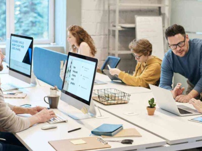 Tylko 23 proc. zetek chce pracować wyłącznie w domu. Powody są dwa