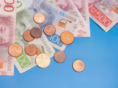 Szwedzka korona odbija, a globalne fundusze spadają