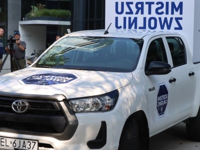 Policja i PZU każą nam zwolnić. Szkoda, że sami jeżdżą samochodem po chodniku