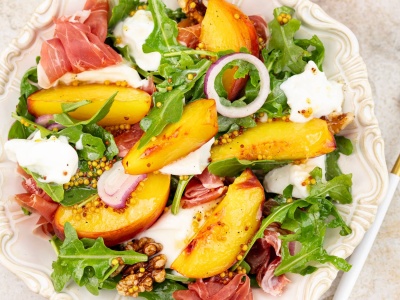 Sałatka z brzoskwiniami