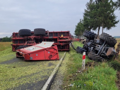 Rozsypany ładunek utrudniał ruch. Ciągnik w rowie