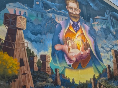Gorlice atrakcje. Kapliczka z lampą, murale i ropa naftowa w Mieście Światła