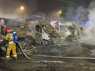 Nocny pożar samochodów