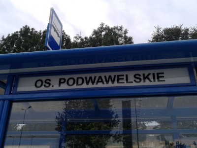 Komunikaty przez megafon na osiedlu Podwawelskim. Mieszkańcy pytają, co się dzieje