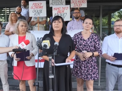 Pikieta pod kuratoriami oświaty w Katowicach. Rodzice mówią dość niszczenia szkoły