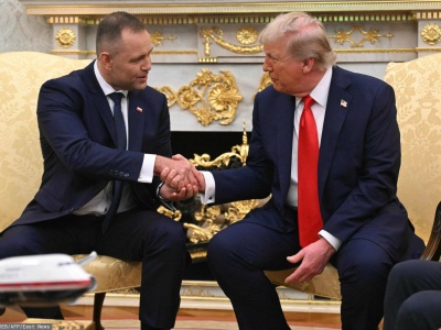 Zaskakujący gest Trumpa. Taki prezent wręczył Nawrockiemu