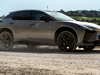Nowy Lexus RZ zaskakuje zasięgiem i kosmiczną kierownicą. Nie będzie hitem