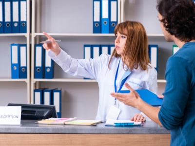 Pani z rejestracji nie może odmówić: bezwzględna zasada w przychodni