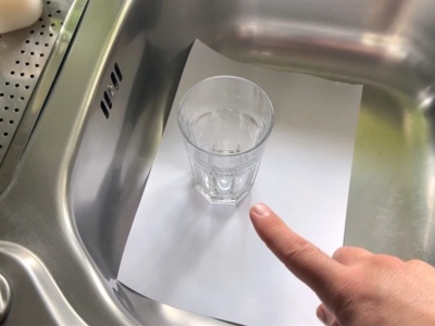 Przetestowałam trik z kartką i szklanką w zlewie. Efekt zwalił mnie z nóg