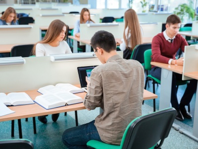 Absolwenci bez problemu znajdują pracę. Jednak często poniżej kwalifikacji