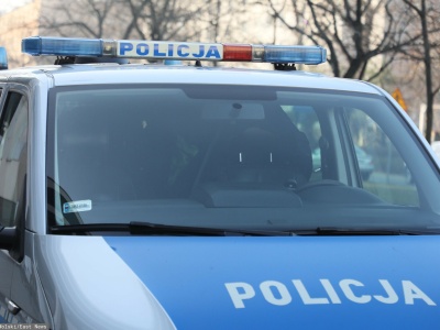 Z całych sił pukali w okna samochodu. DRAMAT na parkingu przed sklepem