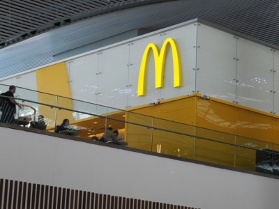 Fast foody muszą wprowadzać „budżetowe” wersje menu. O co chodzi?