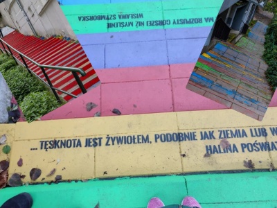 Tęczowe schody w Podgórzu po metamorfozie. Flaga od dołu, kolory od góry